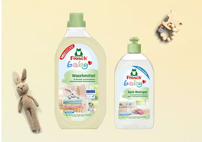 Zwei Frosch Baby-Produkte: links Waschmittel mit Aufschrift „Waschmittel“, rechts Spül-Reiniger mit Aufschrift „Spül-Reiniger“