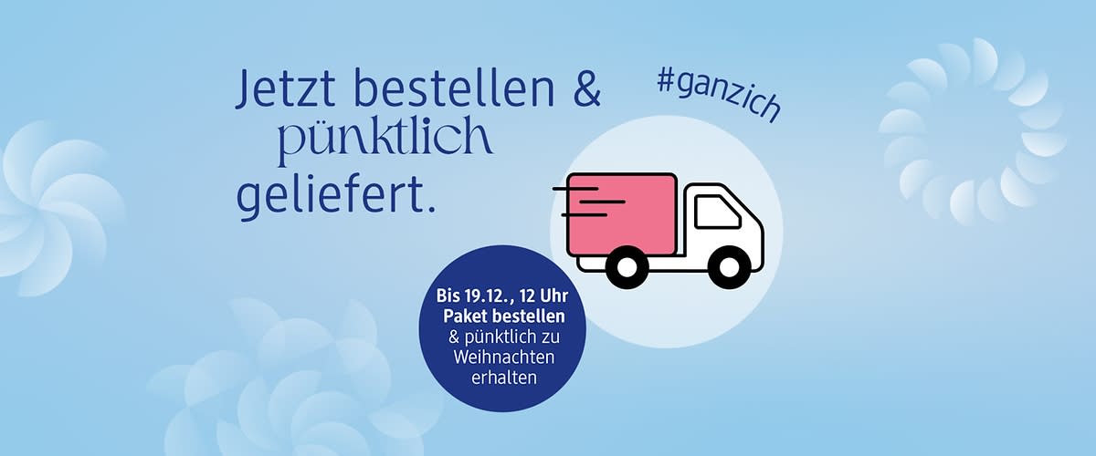 Hellblauer Hintergrund mit einem weißen Lieferwagen, der ein pinkes Paket transportiert, daneben der Text „Jetzt bestellen & pünktlich geliefert“ und „Bis 19.12., 12 Uhr Paket bestellen & pünktlich zu Weihnachten erhalten“ sowie der Hashtag „#ganzich“