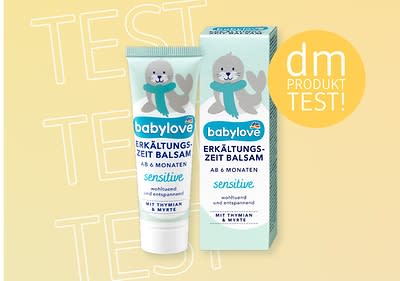 Eine Tube und Verpackung des babylove Erkältungszeit Balsams mit Aufschrift „ab 6 Monaten, sensitive, mit Thymian & Myrte“ und einem Robbenmotiv