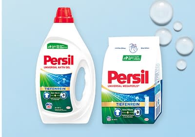 Eine weiße Persil-Flasche und -Packung mit rotem Deckel, Aufschrift „Universal Aktiv Gel“ und „Universal Megaperls“, daneben blaue Wasserblasen