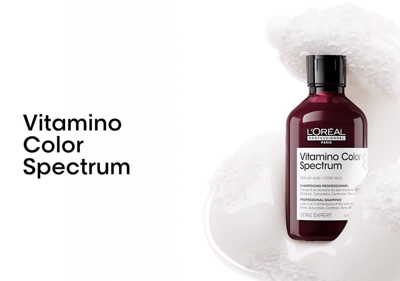 Eine dunkelrote Shampoo-Flasche von L'Oréal mit der Aufschrift „Vitamino Color Spectrum“ auf weißem Hintergrund