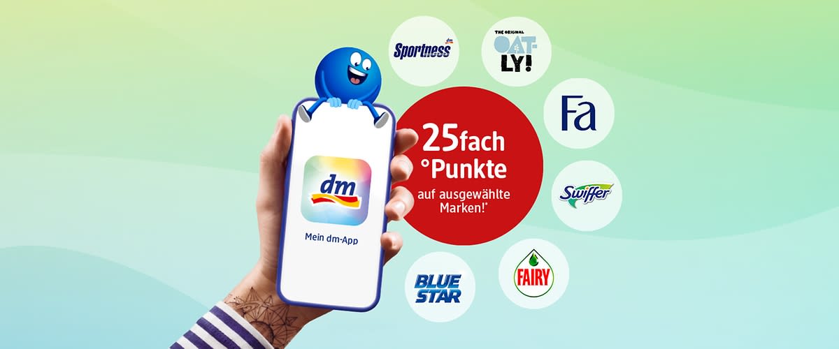 Eine Hand hält ein Smartphone mit dem dm-Logo. Darum sind Logos von Sportness, Oatly, Fa, Swiffer, Blue Star und Fairy. Text: „25fach Punkte auf ausgewählte Marken“