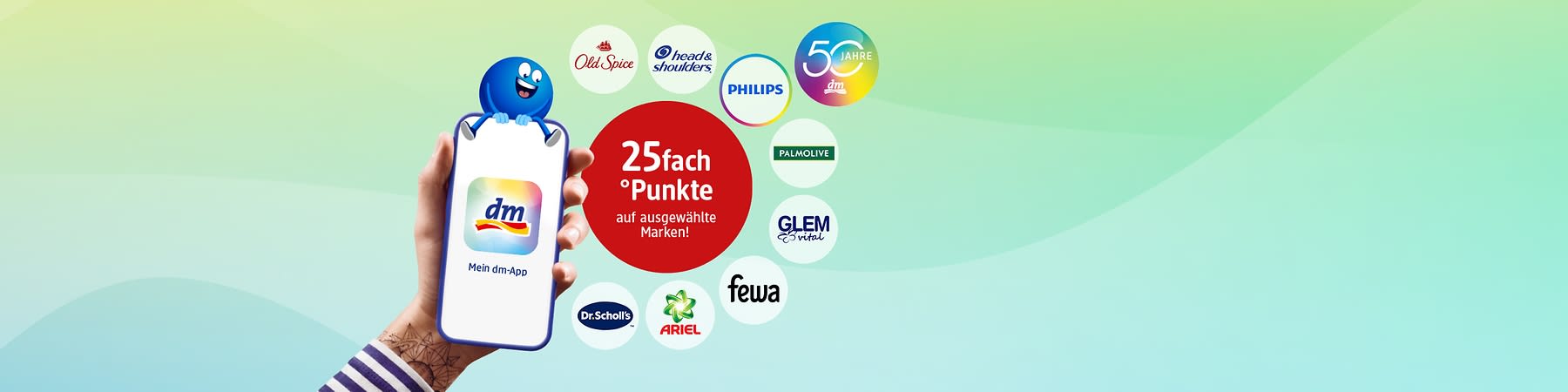 Hand hält Smartphone mit dm-App auf blauem Hintergrund, daneben roter Kreis mit weißem Text „25fach Punkte auf ausgewählte Marken!“, umgeben von Markenlogos wie Old Spice, Head & Shoulders, Philips, Palmolive, Glem Vital, Dr. Scholl’s, Ariel, Fewa und dm 50 Jahre