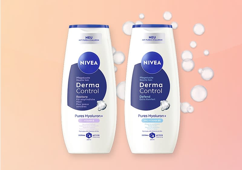 Zwei NIVEA Derma Control Duschgele mit Hyaluron, links Restore, rechts Defend, auf rosa Hintergrund mit Wasserblasen