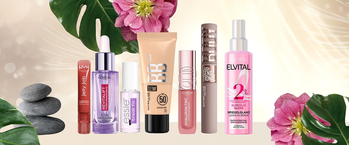 Mehrere Kosmetikprodukte vor einem Hintergrund mit einer Blume. Enthalten sind Lippenstift, Serum, Nagellack, BB-Creme, Hyaluron-Tint, Mascara und Haarserum.