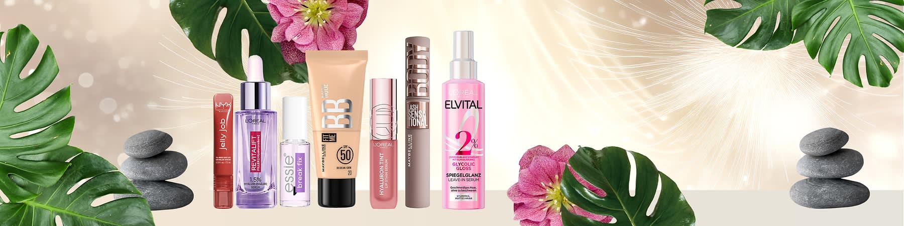 Mehrere Kosmetikprodukte vor einer Blume: Lippenstift, Serum, Nagellack, BB-Creme, Lippenpflege, Mascara und Haarpflege von verschiedenen Marken.