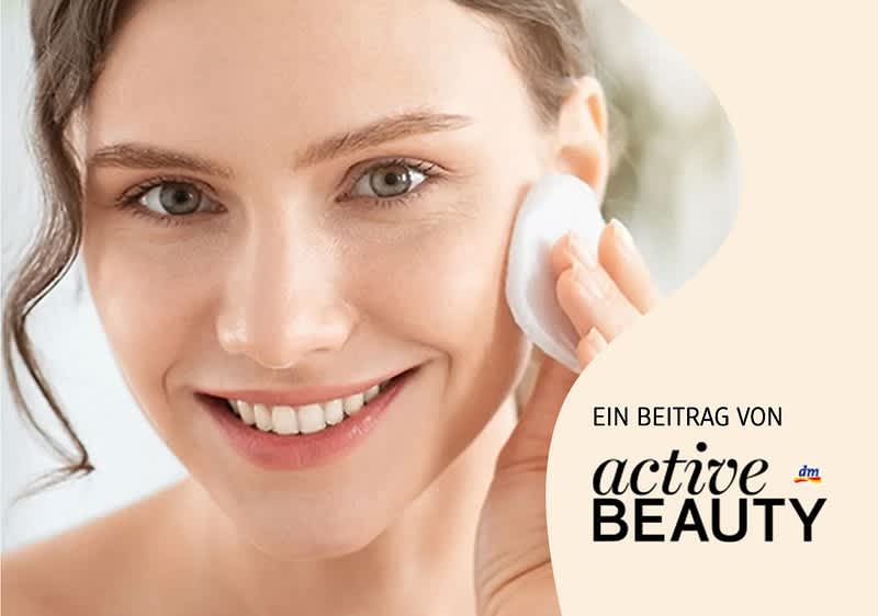 Eine Person hält ein rundes Kosmetikprodukt an die Wange. Rechts steht „Ein Beitrag von active beauty“ mit dem dm-Logo.