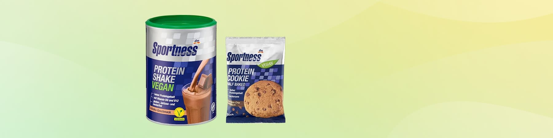 Eine grüne Dose mit der Aufschrift „Sportness Protein Shake Vegan“ und eine Packung „Sportness Protein Cookie Vegan“ vor grünem Hintergrund
