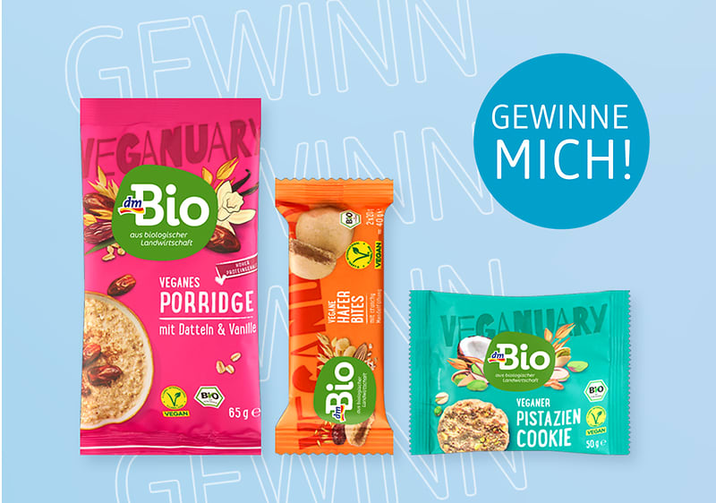 Eine rosa Packung veganes Porridge, ein orangefarbener Müsliriegel und ein grüner Pistazien-Cookie von dmBio. Text: Gewinne mich!