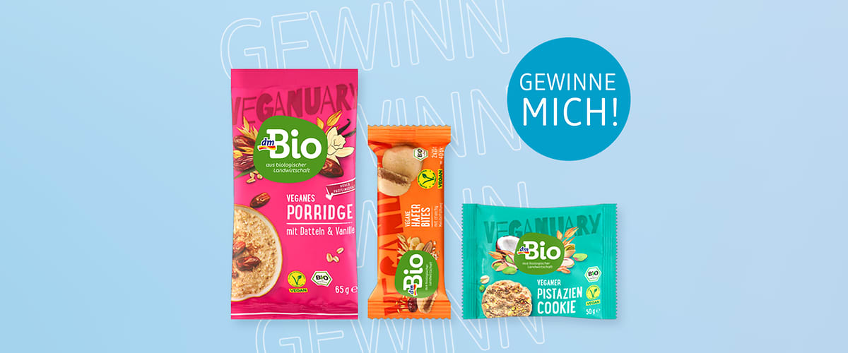 Eine rosa Packung veganes Porridge, ein orangefarbener Müsliriegel und ein grüner Pistazien-Cookie von dmBio. Text: Gewinne mich!
