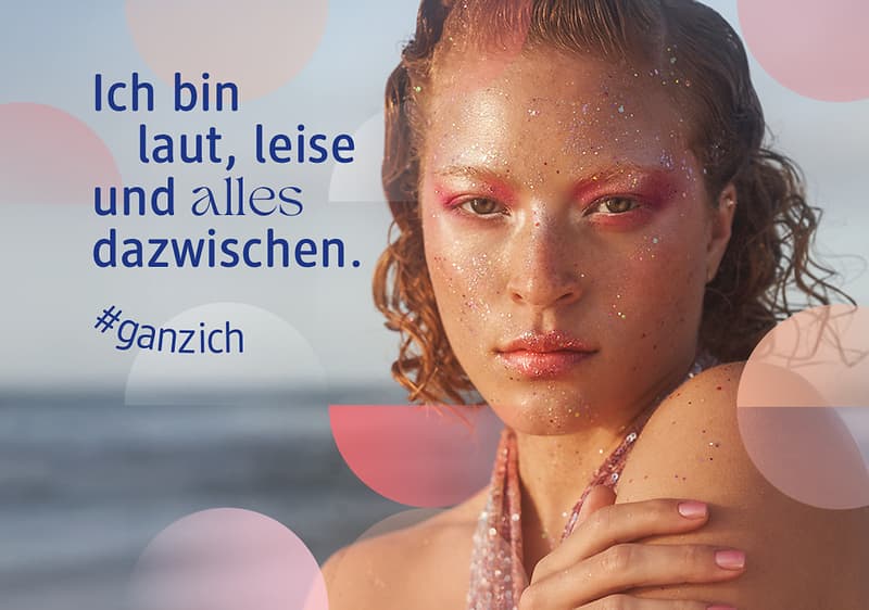 Ein verschwommenes Gesicht einer Person am Strand, daneben der Text: „Ich bin laut, leise und alles dazwischen. #ganzich“