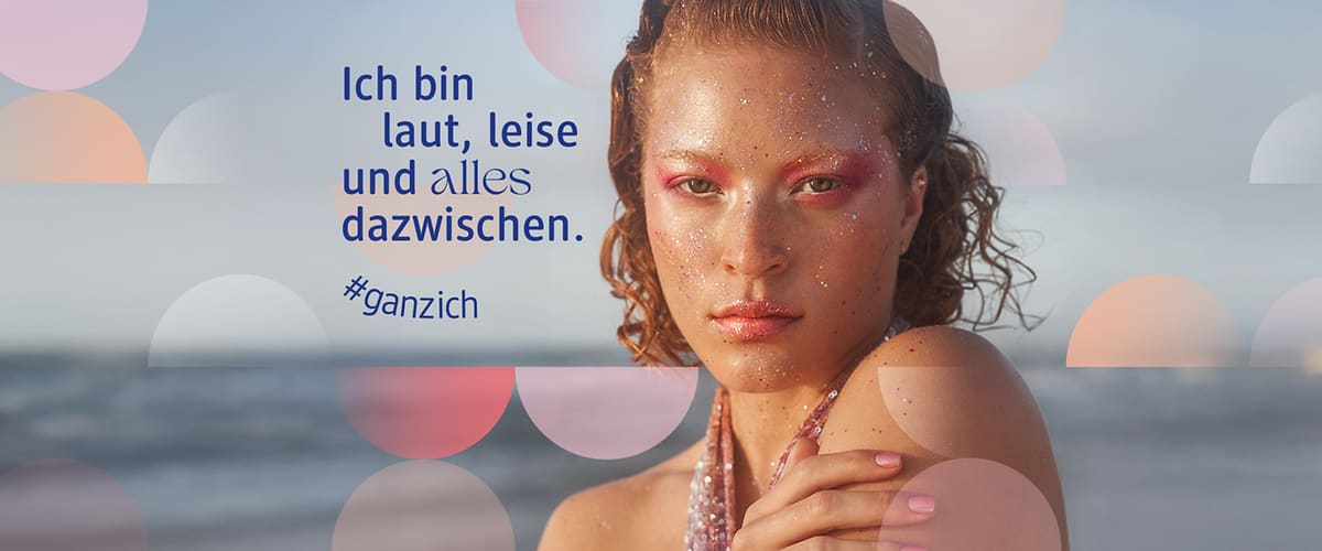 Ein verschwommener Hintergrund zeigt eine Person am Strand. Der Text lautet: „Ich bin laut, leise und alles dazwischen. #ganzich“