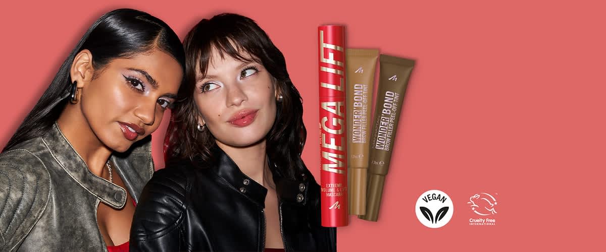 Zwei Frauen in Lederjacken vor rotem Hintergrund, daneben Mega Lift Mascara und Wonder Bond Augenbrauenprodukte. Vegan- und Cruelty-Free-Symbole sind sichtbar.