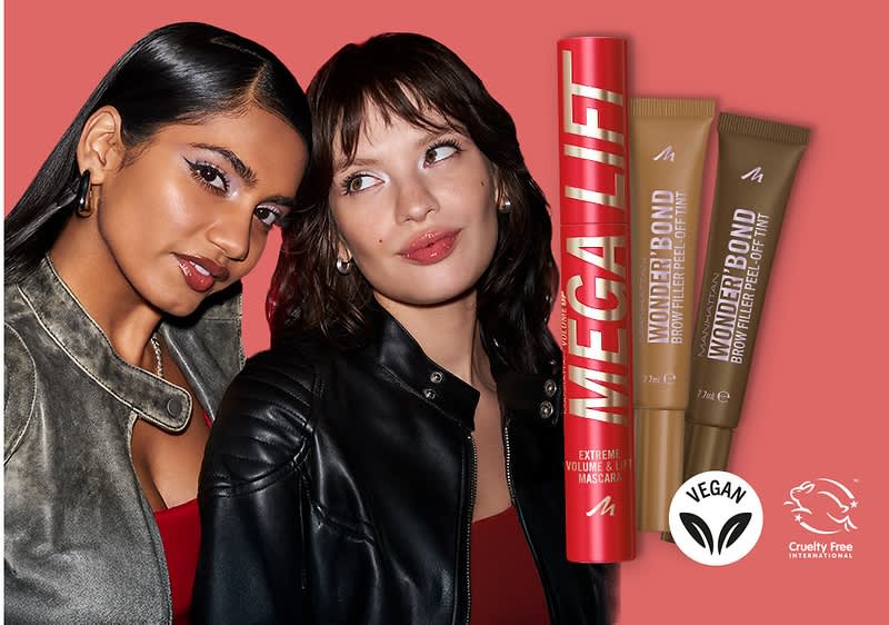 Zwei Frauen in Lederjacken vor rotem Hintergrund, daneben Mega Lift Mascara und Wonder Bond Augenbrauenprodukte. Vegan- und Cruelty-Free-Symbole sind sichtbar.