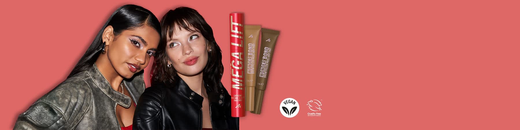 Zwei Frauen in Lederjacken vor rotem Hintergrund, daneben Mega Lift Mascara und Wonder Bond Augenbrauenprodukte. Vegan- und Cruelty-Free-Symbole sind sichtbar.