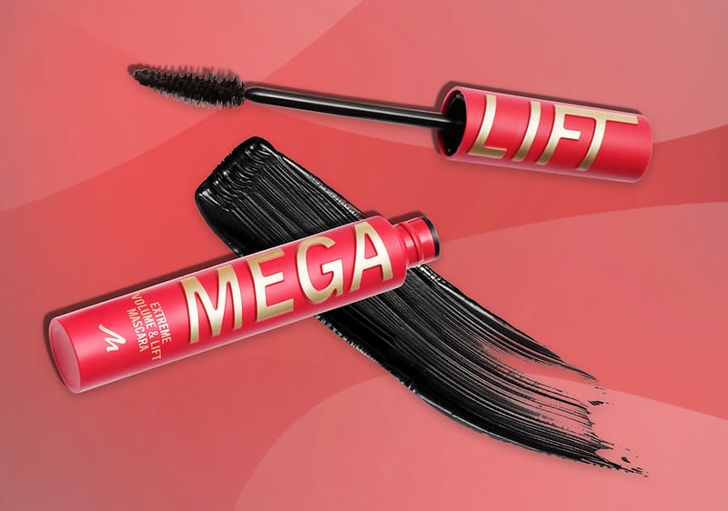 Rote Mascara-Verpackung mit goldener Aufschrift „MEGA LIFT“, daneben ein geöffneter Mascara-Applikator auf rotem Hintergrund.
