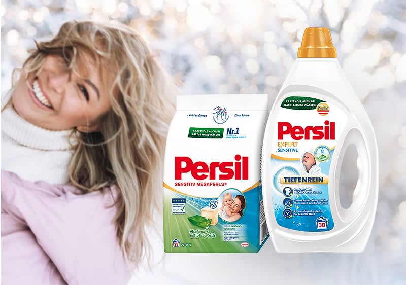Eine Packung Persil Sensitive Megaperls und eine Flasche Persil Expert Sensitiv Flüssigwaschmittel vor unscharfem Hintergrund.
