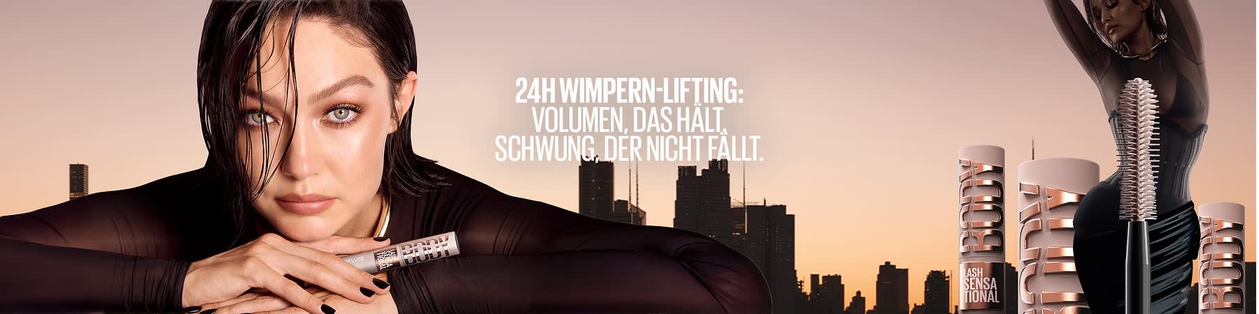 Eine Frau hält eine Tube mit der Aufschrift „Lash Sensational Body Mascara“ in der Hand. Der Hintergrund ist hellbraun.