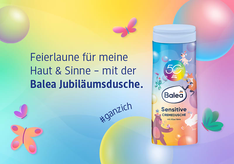 Bunte Verpackung der Balea Jubiläumsdusche mit Schmetterlingen und der Aufschrift „Sensitive Cremedusche“. Text: „Feierlaune für meine Haut & Sinne – mit der Balea Jubiläumsdusche.“