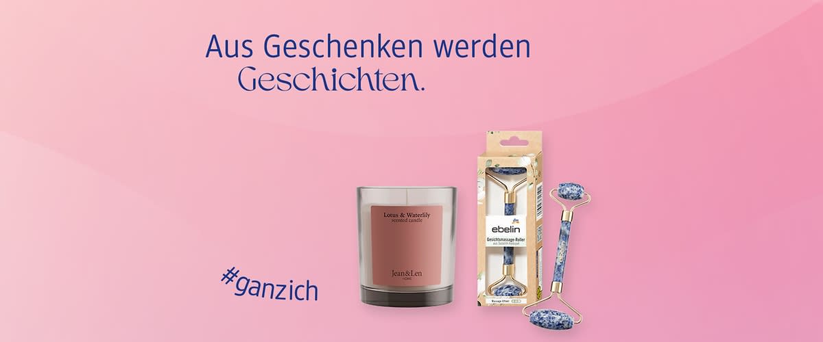 Eine Kerze mit der Aufschrift „Lotus & Waterlily“ neben einem ebelin Gesichtsmassage-Roller in Verpackung. Text: „Aus Geschenken werden Geschichten“ und „#ganzich“