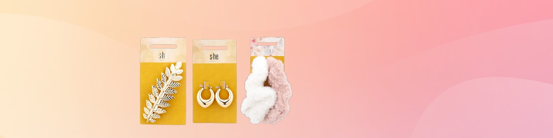 Drei Karten mit Haarschmuck: links ein goldener Blatt-Haarclip, in der Mitte goldene Creolen, rechts zwei flauschige Haargummis in Weiß und Rosa.