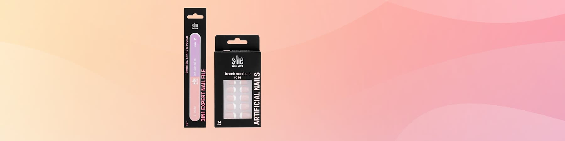 Eine schwarze Verpackung mit künstlichen Nägeln und eine rosa Nagelfeile mit der Aufschrift „3in1 Expert Nail File“ von „s.he stylezone“