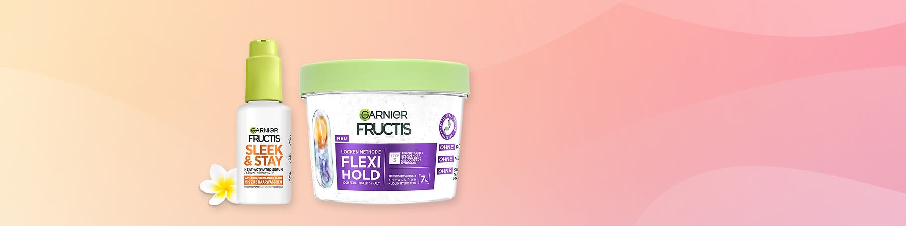 Zwei Garnier Fructis Produkte: Links ein Sleek & Stay Serum mit gelbem Deckel, rechts ein Flexi Hold Gel mit grünem Deckel auf rosa Hintergrund.