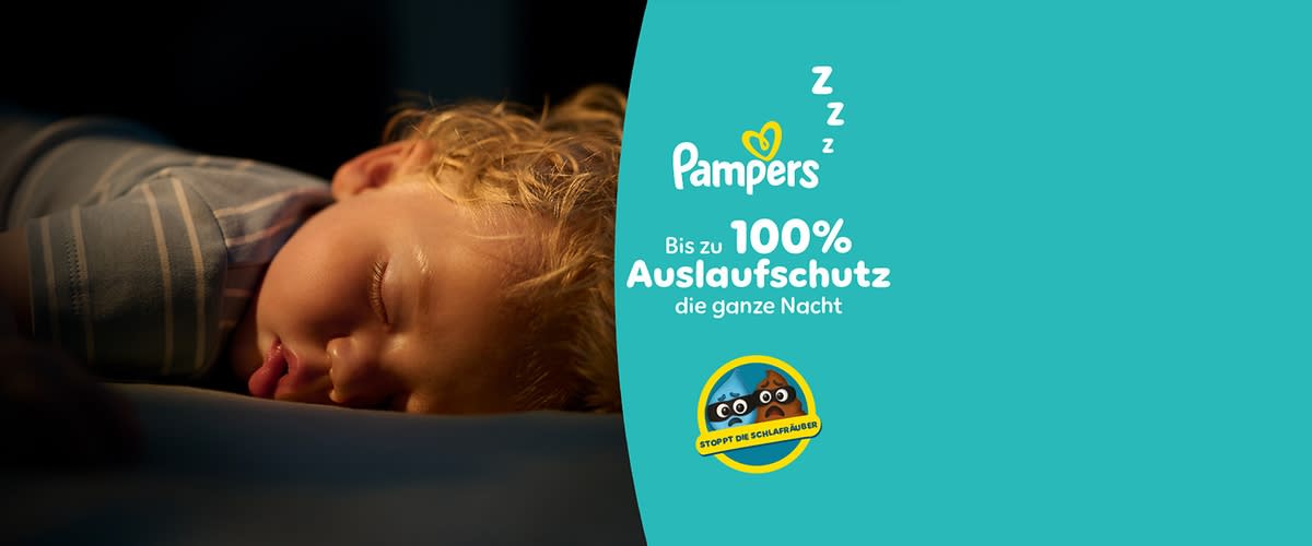 Ein schlafendes Kind liegt auf einem Kissen. Text auf türkisem Hintergrund: „Pampers Bis zu 100% Auslaufschutz die ganze Nacht“. Logo von „Pampers“ und „Troop of the Schlaufuchs“.