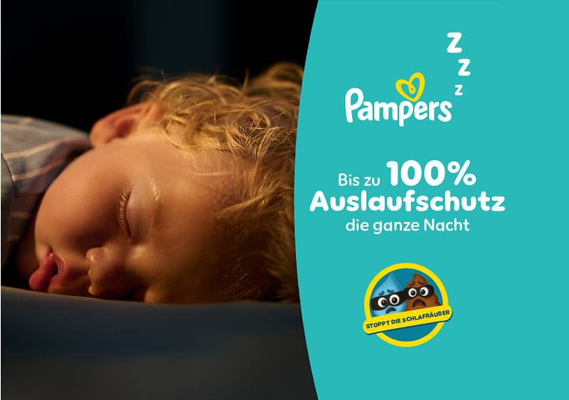 Ein schlafendes Kind liegt auf einem Kissen. Text auf türkisem Hintergrund: „Pampers Bis zu 100% Auslaufschutz die ganze Nacht“. Logo von „Pampers“ und „Troop of the Schlaufuchs“.