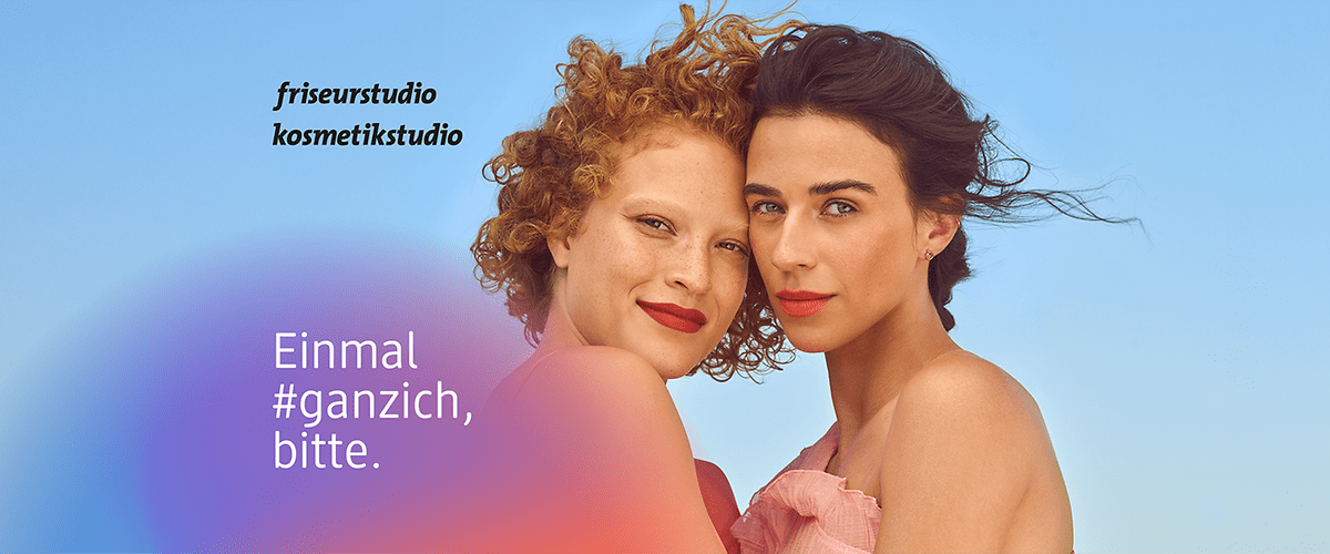 Zwei Frauen mit lockigem Haar stehen nebeneinander. Links oben steht „friseurstudio kosmetikstudio“. Unten links der Text „Einmal #ganzich, bitte“.