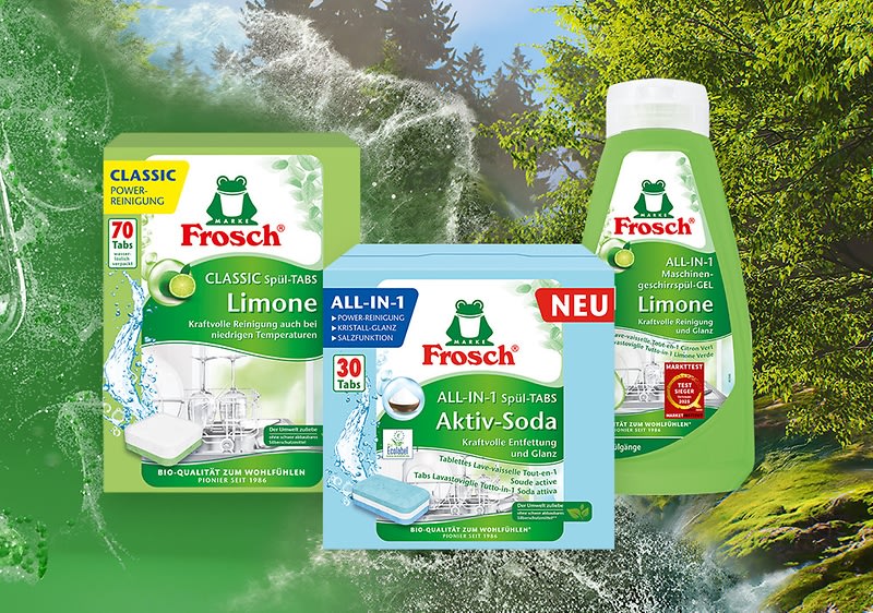 Drei grün-weiße Frosch-Spülmittelprodukte auf grünem, spritzendem Wasserhintergrund: links eine gelb-grüne Packung „Frosch CLASSIC Spül-Tabs Limone 70 Tabs“, Mitte eine hellblaue Box „Frosch ALL-IN-1 Spül-Tabs Aktiv-Soda 30 Tabs“ mit rotem „NEU“-Banner, rechts eine grüne Flasche „Frosch ALL-IN-1 Geschirrspül-Gel Limone“