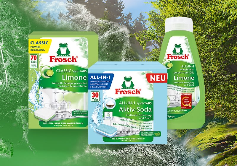 Verpackungen von Frosch-Produkten: Classic Spül-Tabs Limone, All-in-1 Spül-Tabs Aktiv-Soda, und All-in-1 Spülmittel Aktiv-Soda vor einem Natur-Hintergrund