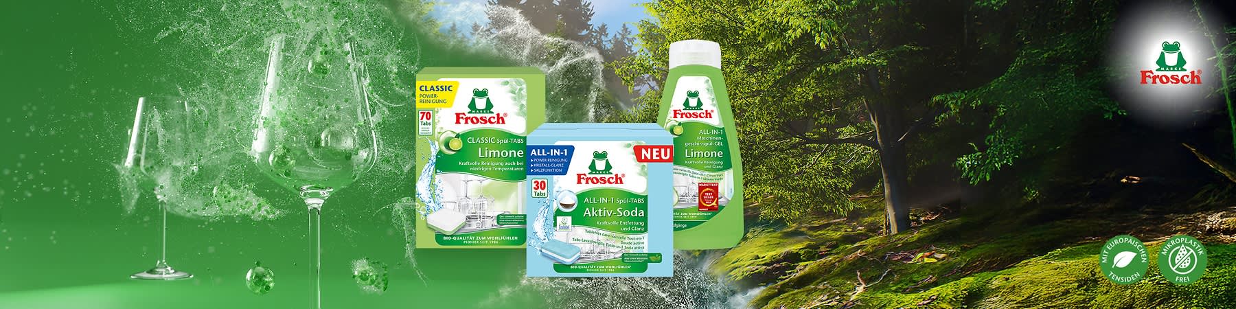 Drei grün-weiße Frosch-Spülmittelprodukte auf grünem, spritzendem Wasserhintergrund: links eine gelb-grüne Packung „Frosch CLASSIC Spül-Tabs Limone 70 Tabs“, Mitte eine hellblaue Box „Frosch ALL-IN-1 Spül-Tabs Aktiv-Soda 30 Tabs“ mit rotem „NEU“-Banner, rechts eine grüne Flasche „Frosch ALL-IN-1 Geschirrspül-Gel Limone“