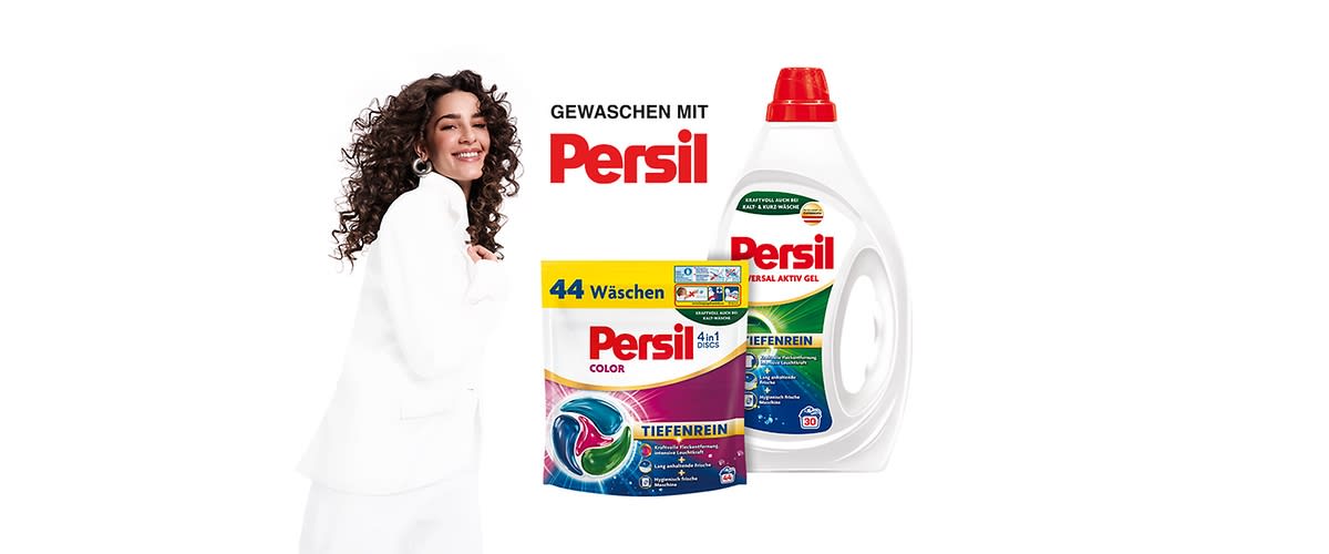 Eine Frau in weißer Kleidung neben einer Persil-Waschmittelpackung und einer Flasche Persil-Gel mit der Aufschrift „Gewaschen mit Persil“