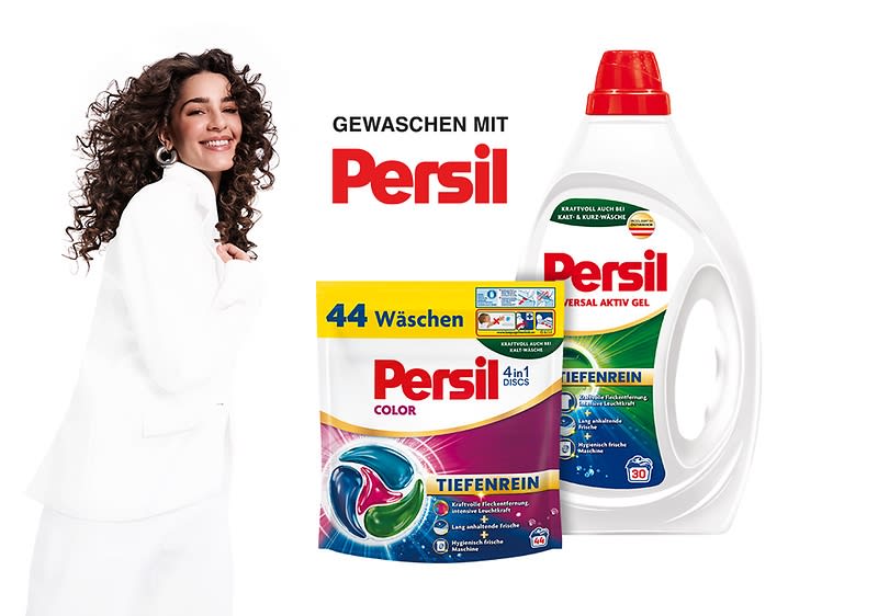 Eine Frau in weißer Kleidung neben Persil-Produkten: ein Waschmittelbeutel für 44 Wäschen und eine Flasche Persil Aktiv Gel.