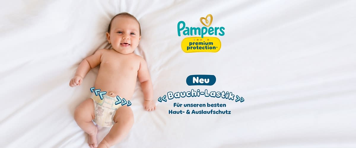 Ein Baby liegt auf einem weißen Untergrund und trägt eine Windel. Rechts oben das Pampers-Logo mit der Aufschrift „premium protection“. Darunter steht „Neu Bauchi-Lastik Für unseren besten Haut- & Auslaufschutz“.