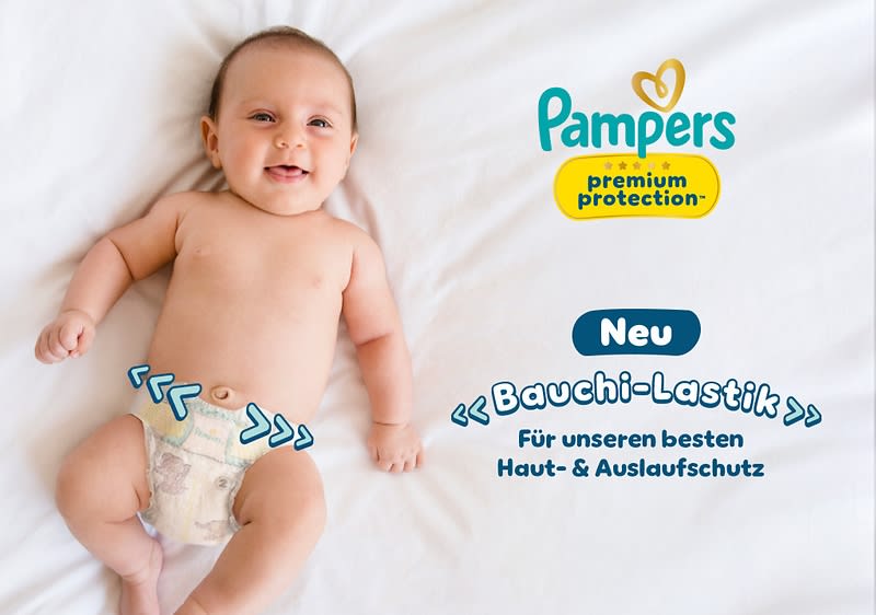 Ein Baby liegt auf einem weißen Untergrund und trägt eine Windel. Rechts oben das Pampers-Logo mit der Aufschrift „premium protection“. Darunter steht „Neu Bauchi-Lastik Für unseren besten Haut- & Auslaufschutz“.