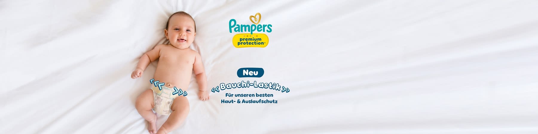 Ein Baby liegt auf einem weißen Untergrund und trägt eine Windel. Rechts oben das Pampers-Logo mit der Aufschrift „premium protection“. Darunter steht „Neu Bauchi-Lastik Für unseren besten Haut- & Auslaufschutz“.