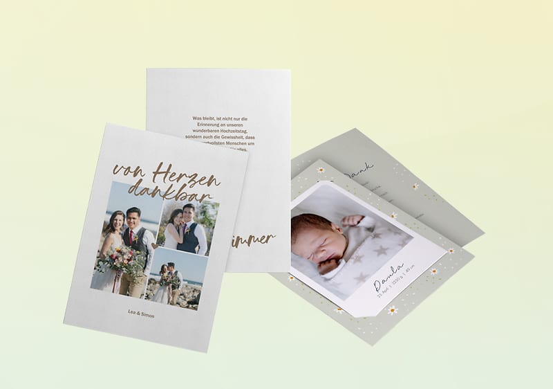 Drei Karten auf pastellfarbenem Hintergrund: vorne links eine Dankeskarte mit vier Hochzeitsfotos und Schriftzug „von Herzen dankbar“, mittig hinten eine weiße Karte mit gedrucktem Text, rechts eine Geburtskarte mit Babyfoto und dem Namen „David“ auf hellgrün gepunktetem Rahmen