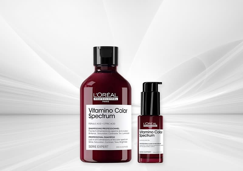 Zwei rote L’Oréal Serie Expert Vitamino Color Spectrum Haarpflegeflaschen, links größere Shampoo-Flasche mit schwarzer Kappe, rechts kleinere Pumpflasche mit schwarzem Spender und sichtbarem Etikett mit Markenname und Produktbezeichnung