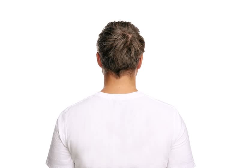 Mann von hinten in weißem T‑Shirt, kurz geschnittenes Haar, vor weißem Hintergrund