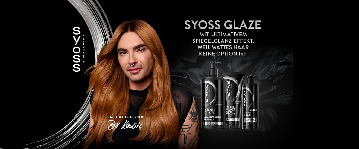 Werbung für Syoss Glaze Haarpflege: Nahaufnahme von Bill Kaulitz mit langen, glänzend kupferblonden Haaren und sichtbarem Arm-Tattoo, rechts drei schwarze Syoss-Glaze-Produktfalschen mit Text „SYOSS GLAZE – Mit ultimativem Spiegelglanz-Effekt. Weil mattes Haar keine Option ist“