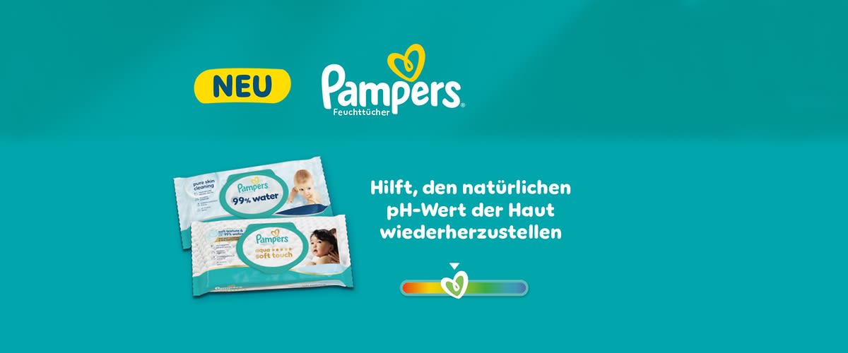 Grüne Werbeabbildung für Pampers Feuchttücher mit zwei Produktpackungen links, Schriftzug „NEU“ und „Pampers Feuchttücher“ oben, rechts Text „Hilft, den natürlichen pH‑Wert der Haut wiederherzustellen“ und darunter ein farbiger pH‑Balken mit Herz-Symbol
