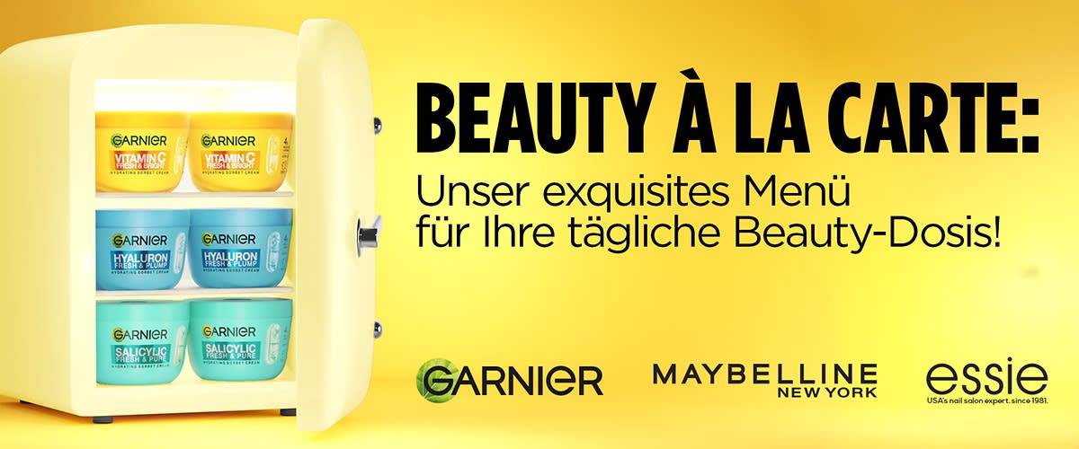 Mini-Kühlschrank mit geöffnetem Türfach, darin sechs bunte Garnier-Gesichtspflege-Töpfchen in gelben, blauen und mintfarbenen Verpackungen, rechts die Logos von Garnier, Maybelline New York und essie