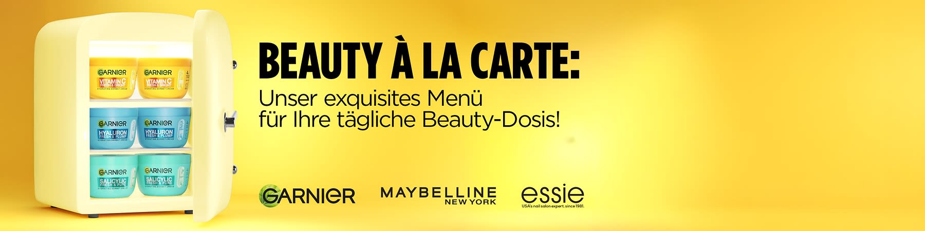 Kleiner gelber Kühlschrank geöffnet mit sechs Garnier-Gesichtsmasken in drei Varianten auf drei Regalen und rechts Logos von Garnier, Maybelline, essie