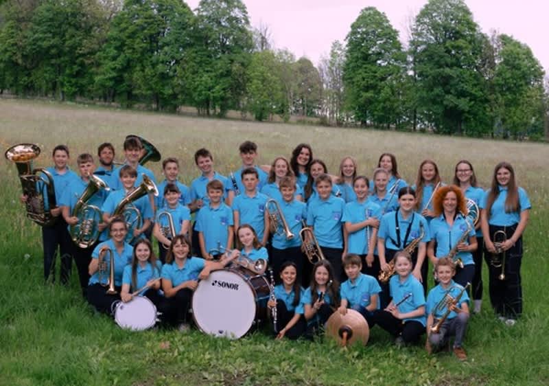 Jugendblasorchester auf wiese