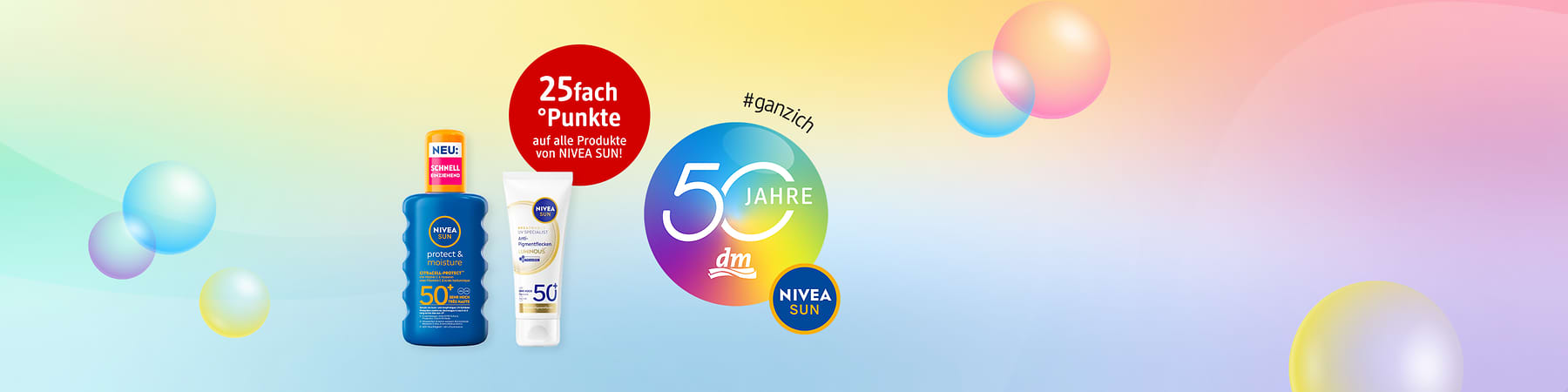Zwei NIVEA SUN Sonnenschutzprodukte nebeneinander: links blaues 250-ml-Spray mit Aufdruck „protect & moisture 50+“, rechts weiße Tube „Sun Spezial Anti‑Fleckenschutz 50+“, darüber roter Kreis mit weißer Schrift „25fach Punkte auf alle Produkte von NIVEA SUN!“, rechts großes bunten Kreis-Logo „50 Jahre dm“ mit kleinem NIVEA SUN-Logo und Hashtag „#ganzich“