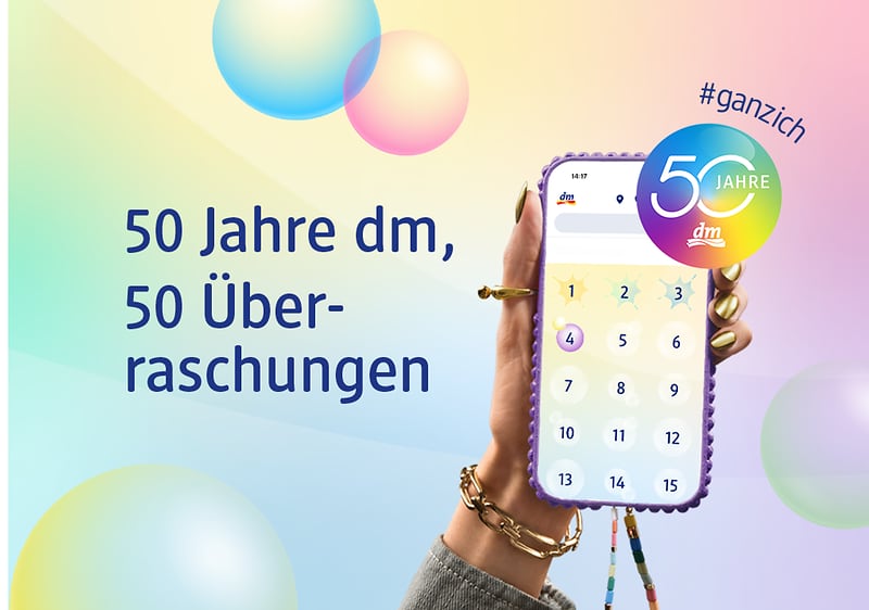 Bunte Werbegrafik zum Jubiläum: Links der Text „50 Jahre dm, 50 Überraschungen“, rechts eine Hand mit Schmuck hält ein Smartphone mit Zahlenfeld 1–15, oben rechts rundes Logo „50 Jahre dm“ mit dem Hashtag „#ganzich“