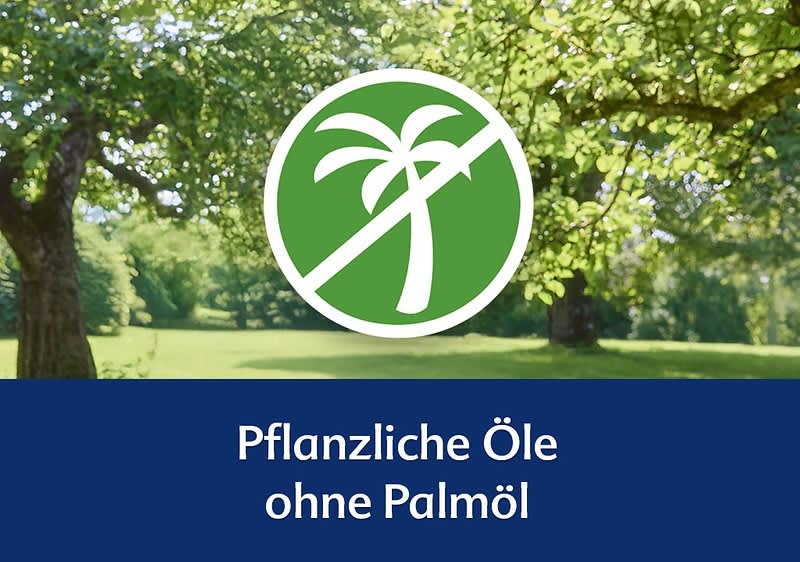 Grüne Wiese mit Bäumen im Hintergrund, darüber ein weißer Kreis mit durchgestrichener stilisierter Palme, darunter Schrift „Pflanzliche Öle ohne Palmöl“