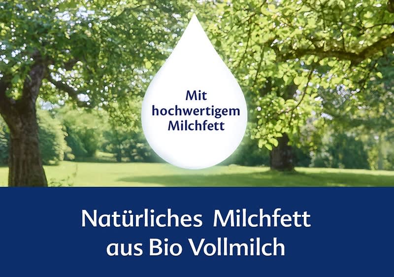 Große weiße Tropfenform mit dem Text „Mit hochwertigem Milchfett“ vor einem sonnigen Park mit Bäumen, darunter blauer Balken mit dem Text „Natürliches Milchfett aus Bio Vollmilch“